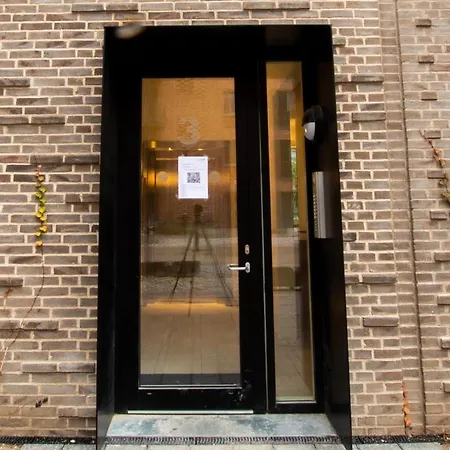 Apartman West By Charles Hope *