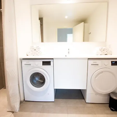 Apartman West By Charles Hope