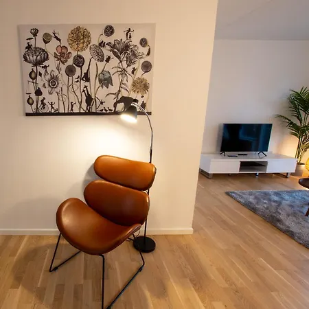 Apartman West By Charles Hope *