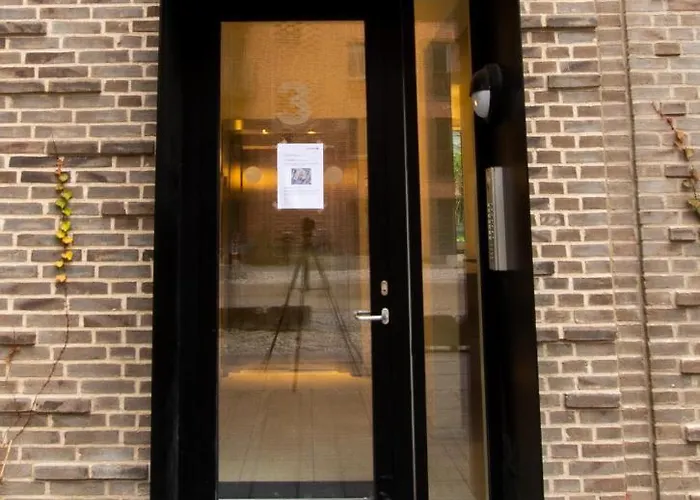 アパート West By Charles Hope *