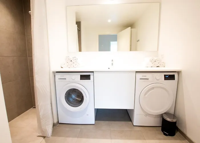 アパート West By Charles Hope