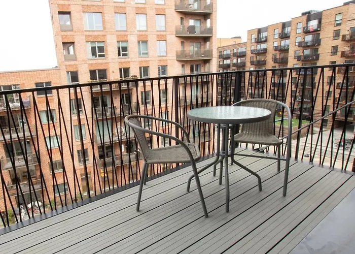 アパート West By Charles Hope *