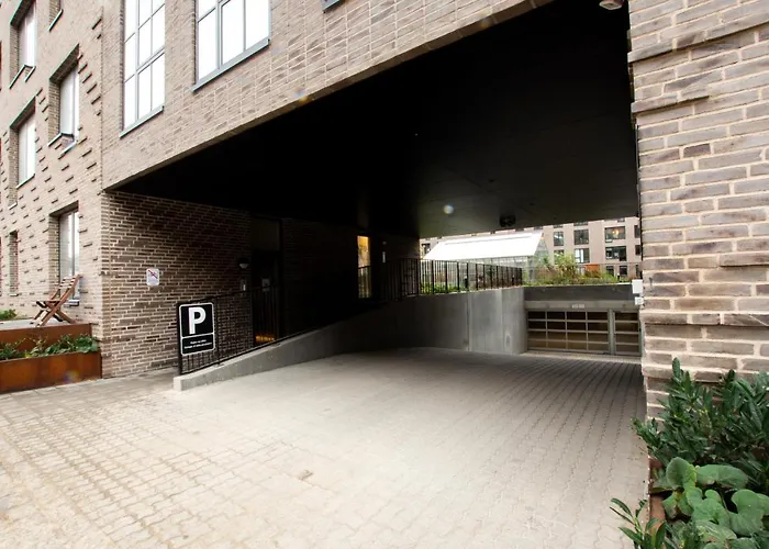 アパート West By Charles Hope