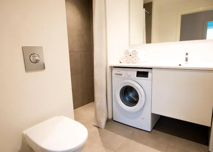 West By Charles Hope アパート